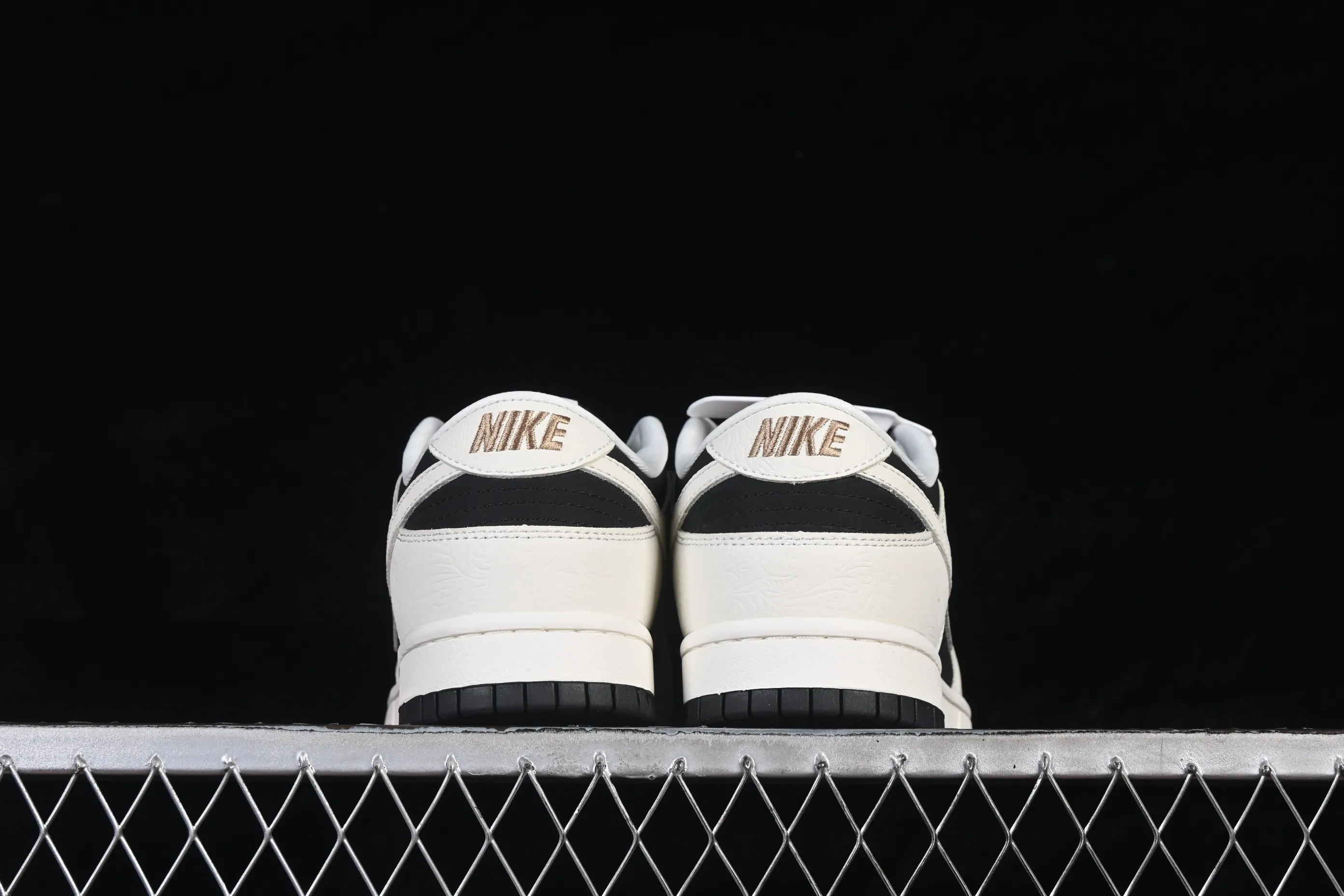All categories Nk SB Dunk Series Nk SB Dunk Low High-end customized low-top sneakers Nike SB Dunk Low Year of the Horse limited low-top casual sneakers IF3944-001